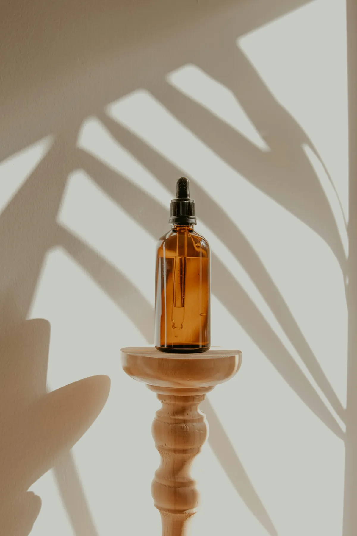 Frasco gotero de sérum sobre un pedestal